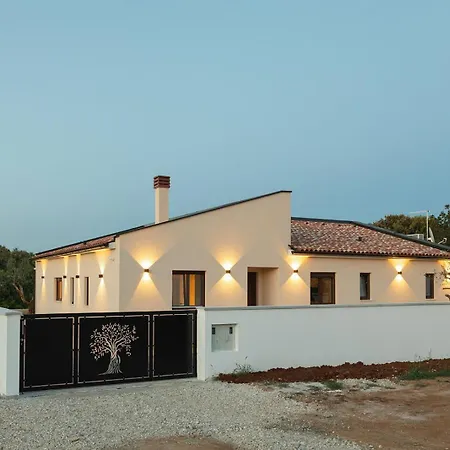 Nati - 3 Bedrooms Brand New For Relaxation فيلة *